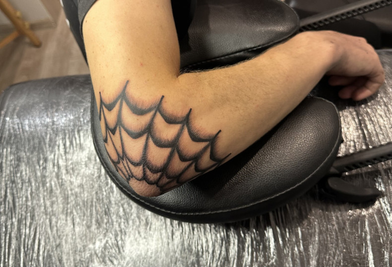 Arm elbow spider web, photo - Tattoo Master Barb Tattoo