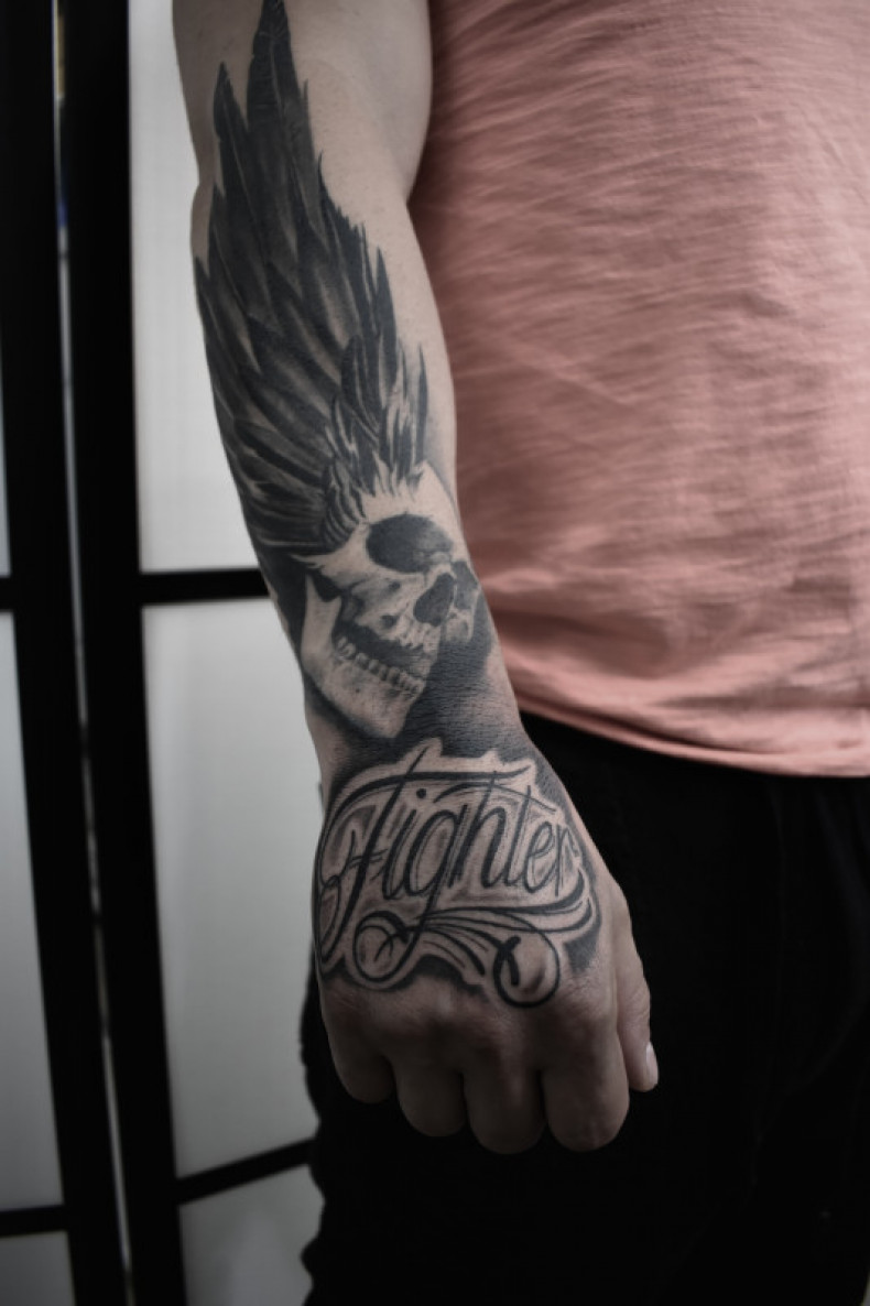Arm Hand schriftzug, photo - Tattoo-Meister Barb Tattoo