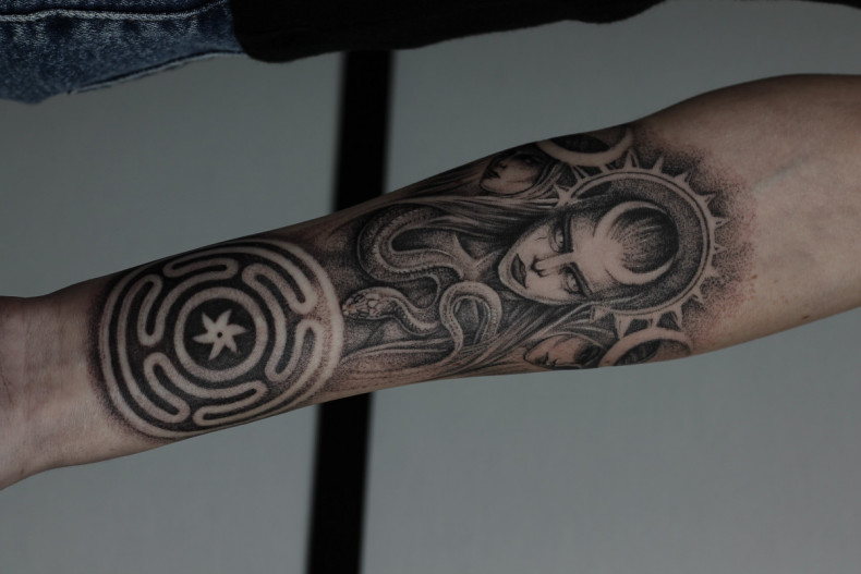 Arm Hexe whip shading, photo - Tattoo-Meister Barb Tattoo