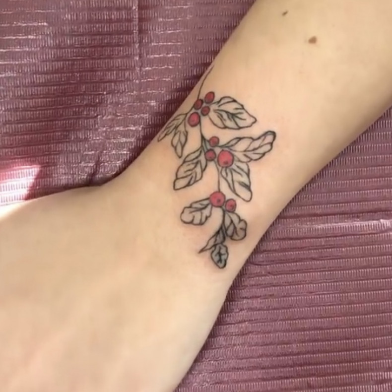 Bransoletki z tatuażem na ramieniu, photo - Tatuażysta Barb Tattoo