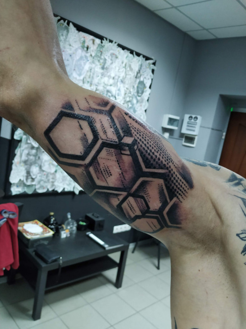 Na ramieniu abstrakcja cyberpunk, photo - Tatuażysta Barb Tattoo