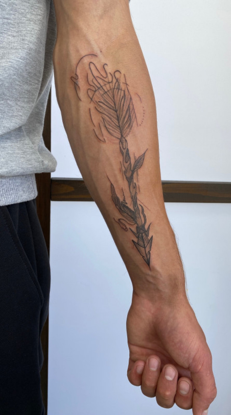 Arm arrow, photo - Tattoo Master Barb Tattoo