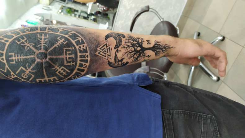 Na ramieniu agiszjalm valknut, photo - Tatuażysta Barb Tattoo