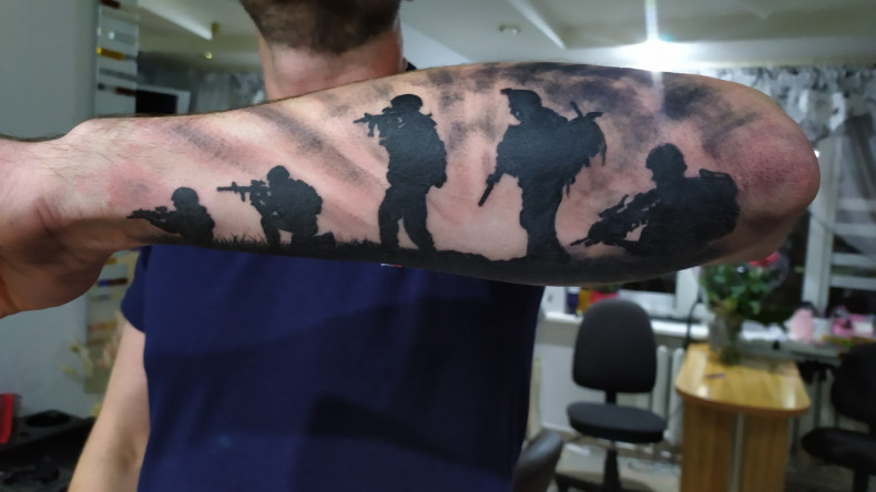 На руке блэкворк военные, photo - Тату мастер Barb Tattoo