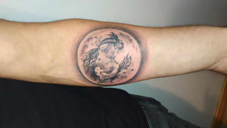 Na ramieniu znak zodiaku księżyc, photo - Tatuażysta Barb Tattoo