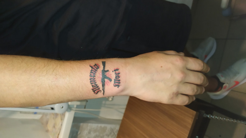 Na ramieniu pamiątka morska karabin, photo - Tatuażysta Barb Tattoo