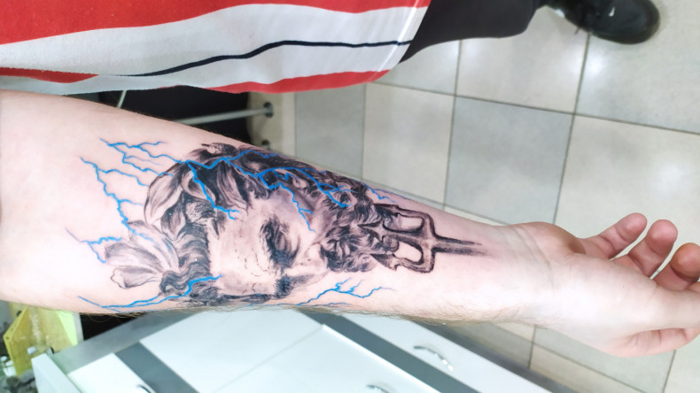 Na ramieniu przedramieniu posejdon, photo - Tatuażysta Barb Tattoo