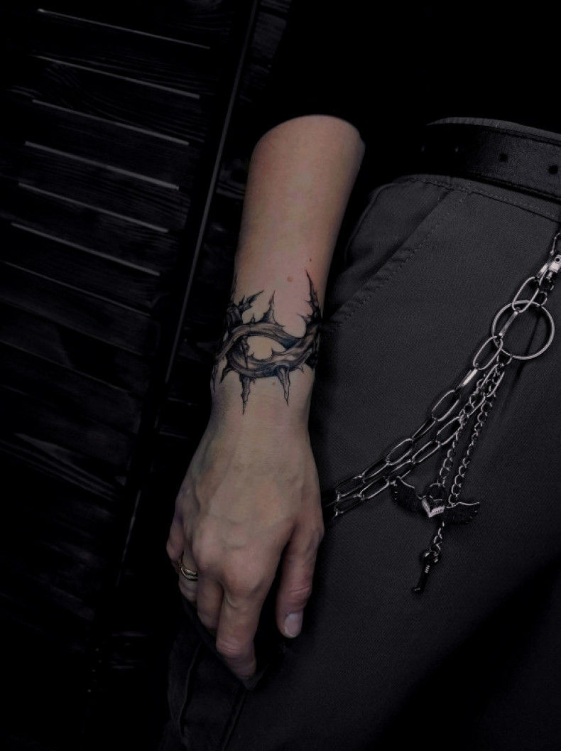 Arm bracelet barbed wire, photo - Tattoo Master Barb Tattoo