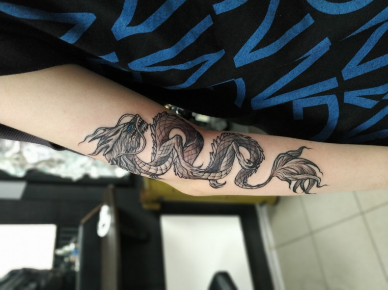 Na ramieniu smok Chiński, photo - Tatuażysta Barb Tattoo