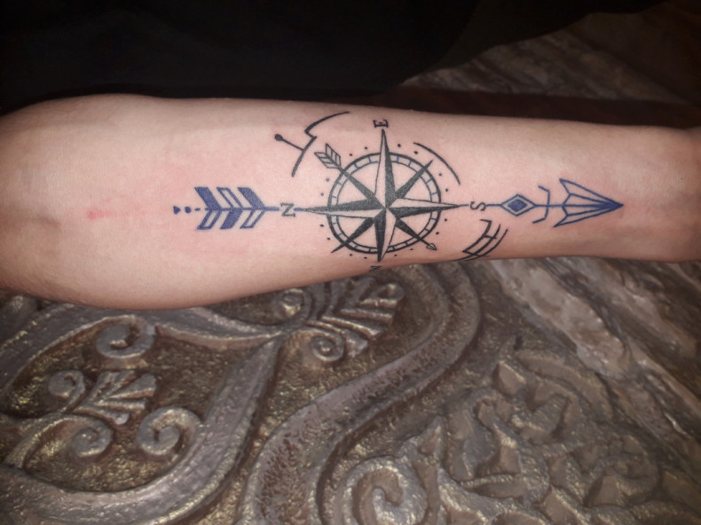 Arm compass arrow, photo - Tattoo Master Barb Tattoo