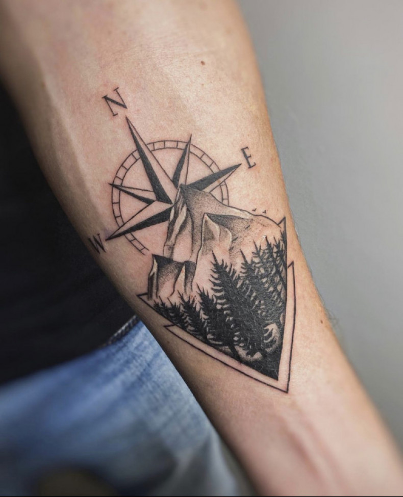 Arm mountain christmas tree, photo - Tattoo Master Barb Tattoo