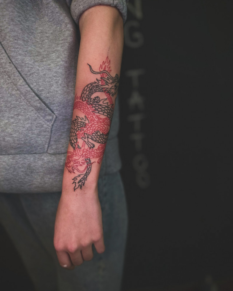 Na ramieniu smok Chiński, photo - Tatuażysta Barb Tattoo