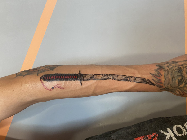 Na ramieniu katana, photo - Tatuażysta Barb Tattoo