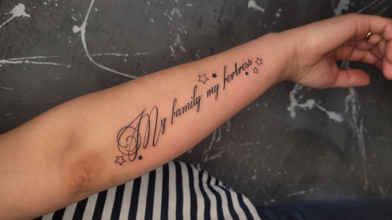 Dieser Text wurde in 1,5 Stunden fertiggestellt (einschließlich der Entwicklung einer Skizze) und kostete 2500 UAH, photo - Tattoo-Meister Barb Tattoo