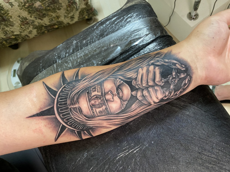 Na ramieniu dziewczyna znak dolara, photo - Tatuażysta Barb Tattoo