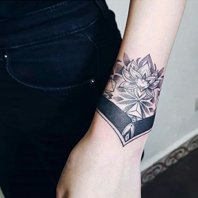 Blackwork nadgarstek kwiat, photo - Tatuażysta Barb Tattoo