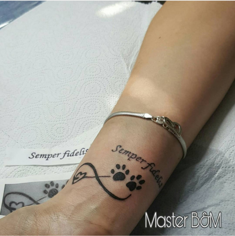 Tatuaż nieskończoność Minimalistyczny na nadgarstku, photo - Tatuażysta Barb Tattoo