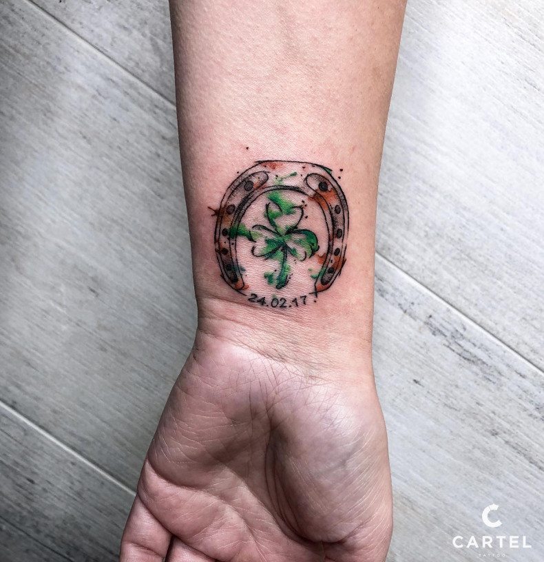 Clover wrist horseshoe, photo - Tattoo Master Barb Tattoo