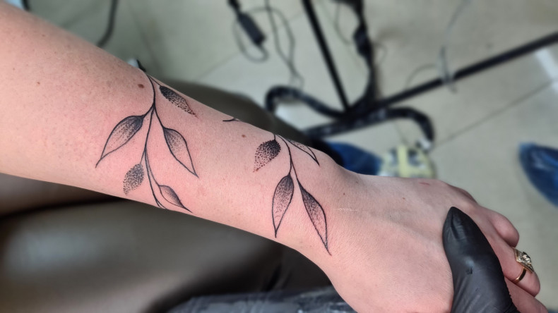 Leaf wrist black and white, photo - Tattoo Master Barb Tattoo