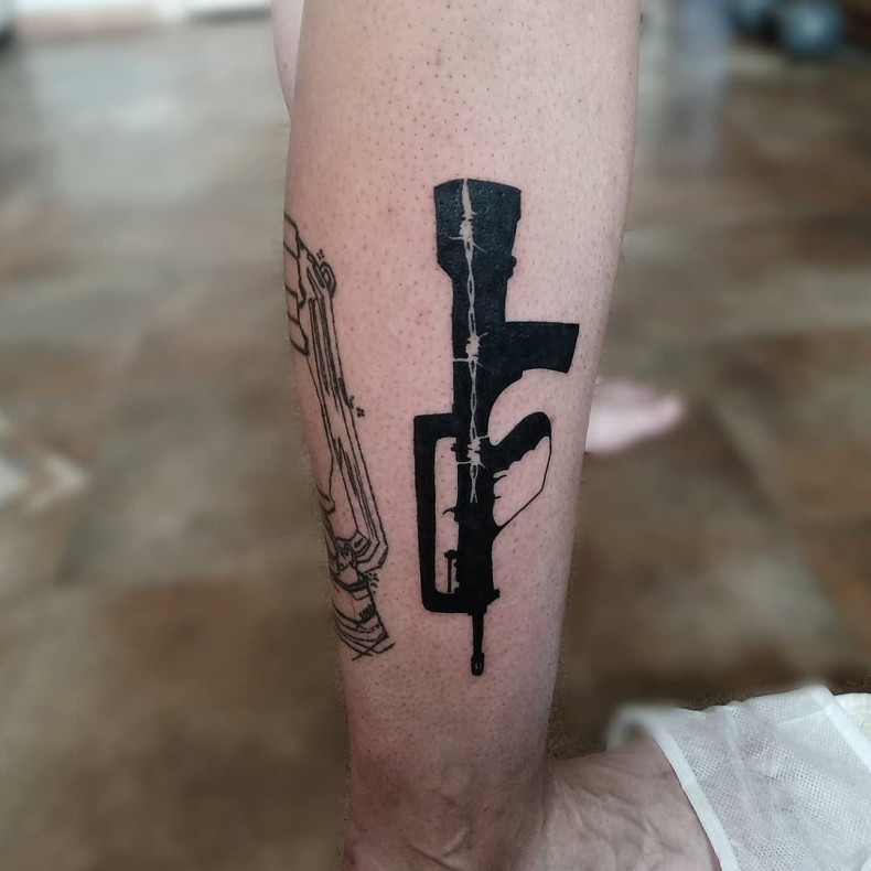 Rifle leg, photo - Tattoo Master Barb Tattoo