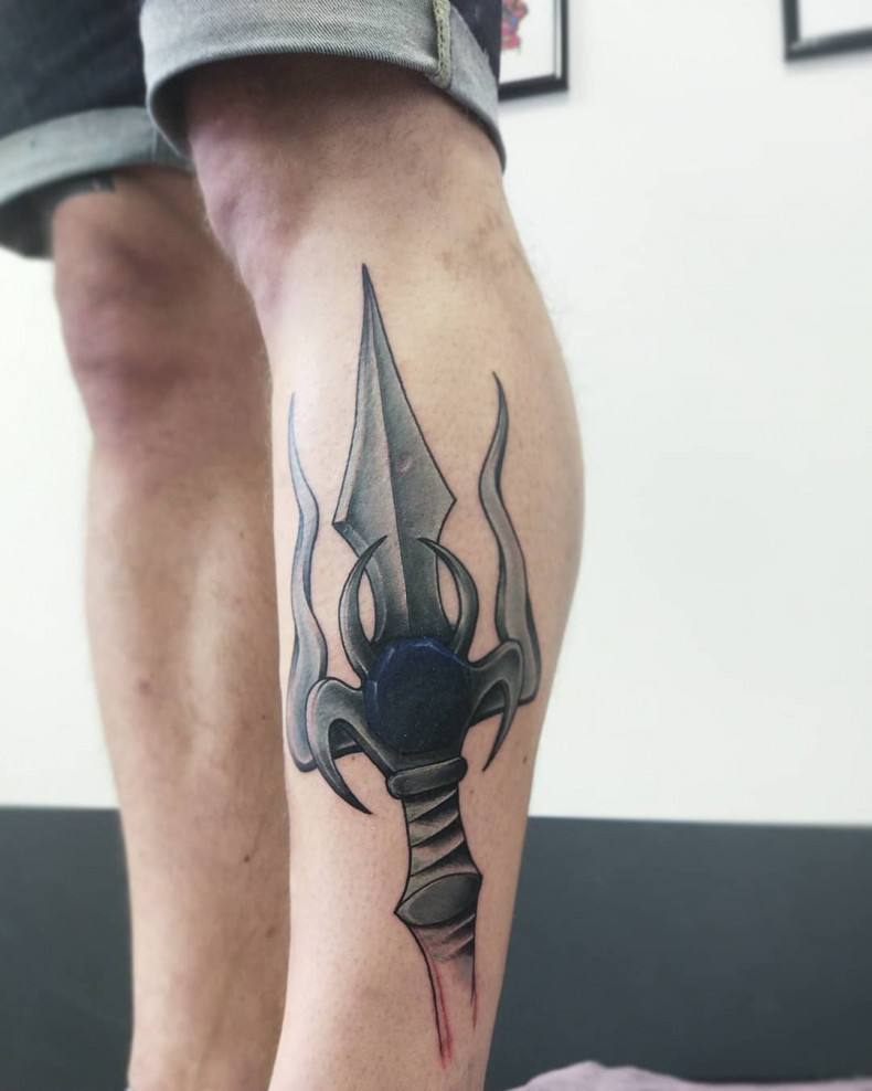 Shin leg trident, photo - Tattoo Master Barb Tattoo