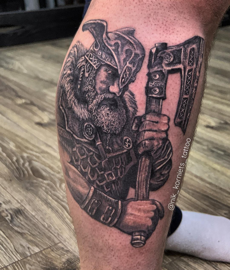 Wojownik na nodze topór, photo - Tatuażysta Barb Tattoo