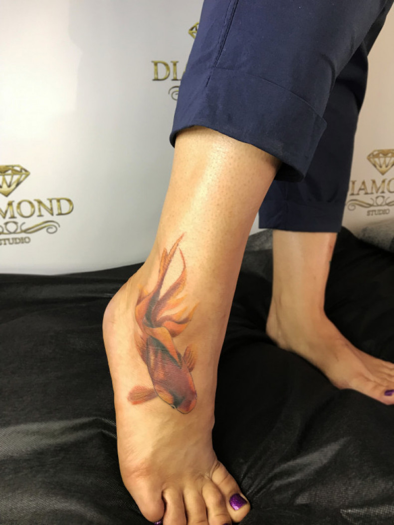 Gold fish leg foot, photo - Tattoo Master Barb Tattoo