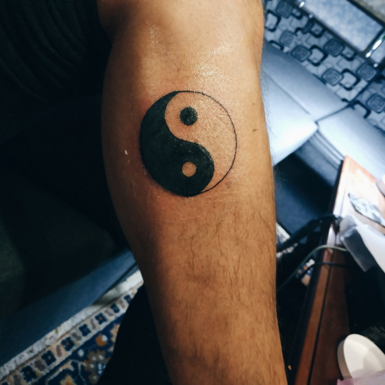 Symbol yin yang leg, photo - Tattoo Master Barb Tattoo