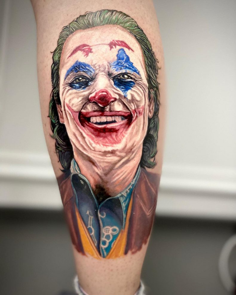 Żartowniś błazen na nodze, photo - Tatuażysta Barb Tattoo