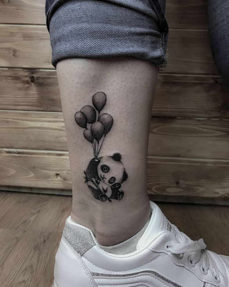 Воздушный шар на ноге панда, photo - Тату мастер Barb Tattoo