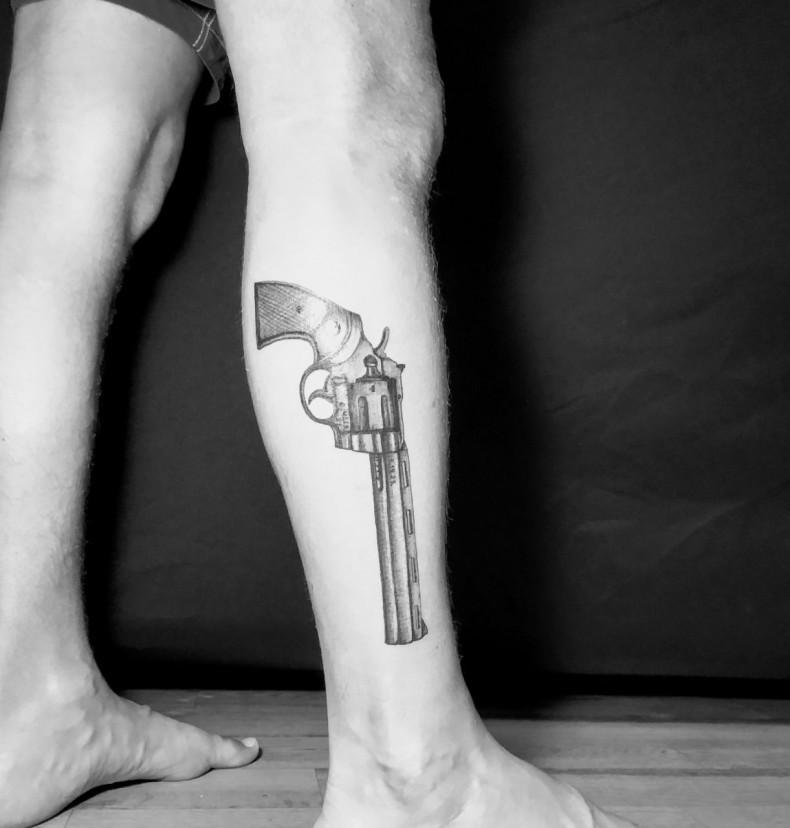 Na nodze pistolet rewolwer, photo - Tatuażysta Barb Tattoo