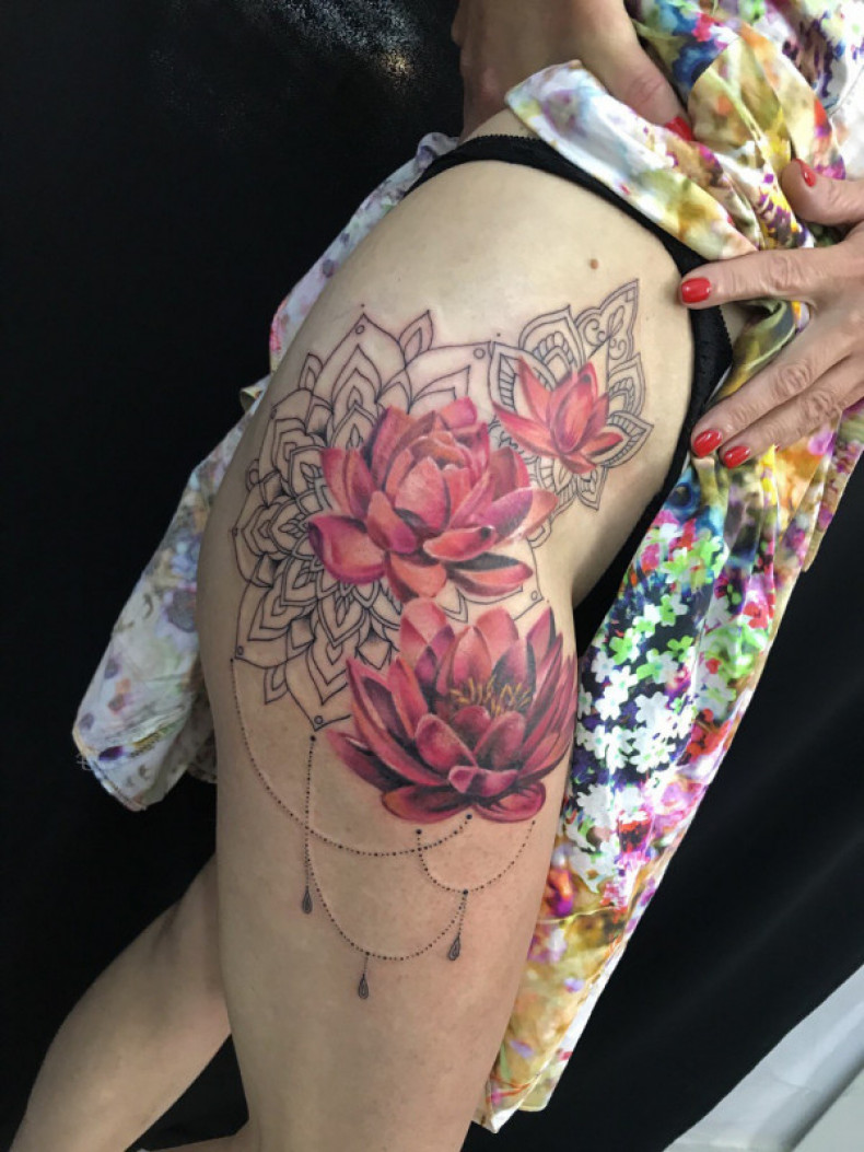 Lotus flower thigh leg, photo - Tattoo Master Barb Tattoo