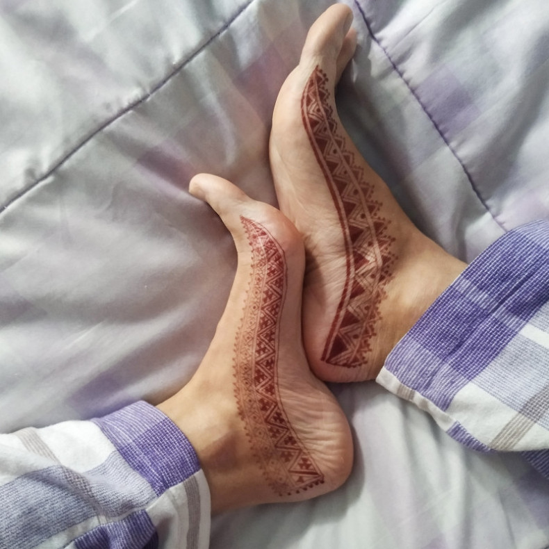 Natural henna painting on feet, photo - Tattoo Master Barb Tattoo