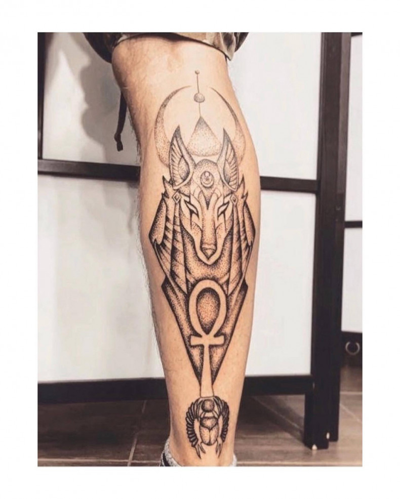 Anubis ankh na piszczeli, photo - Tatuażysta Barb Tattoo