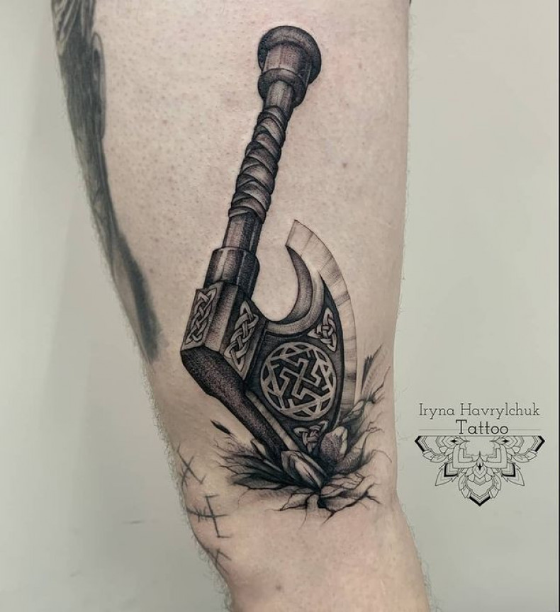 Na nodze runy topór, photo - Tatuażysta Barb Tattoo