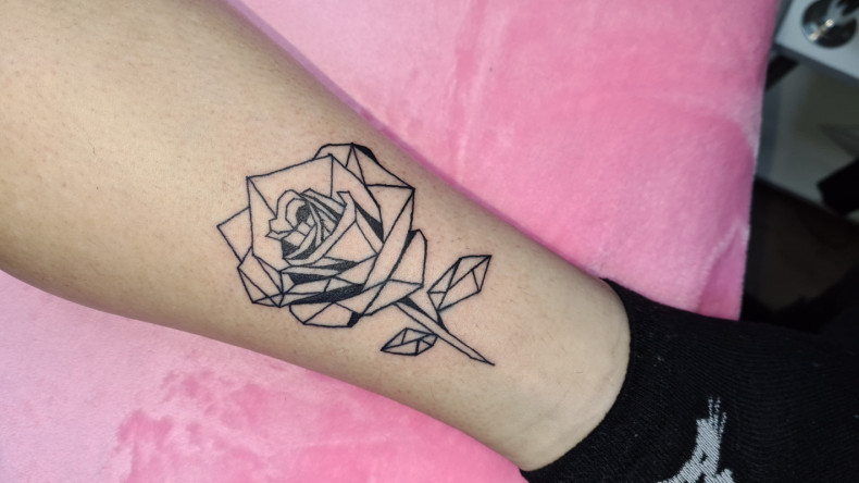 Geometric leg rose, photo - Tattoo Master Barb Tattoo