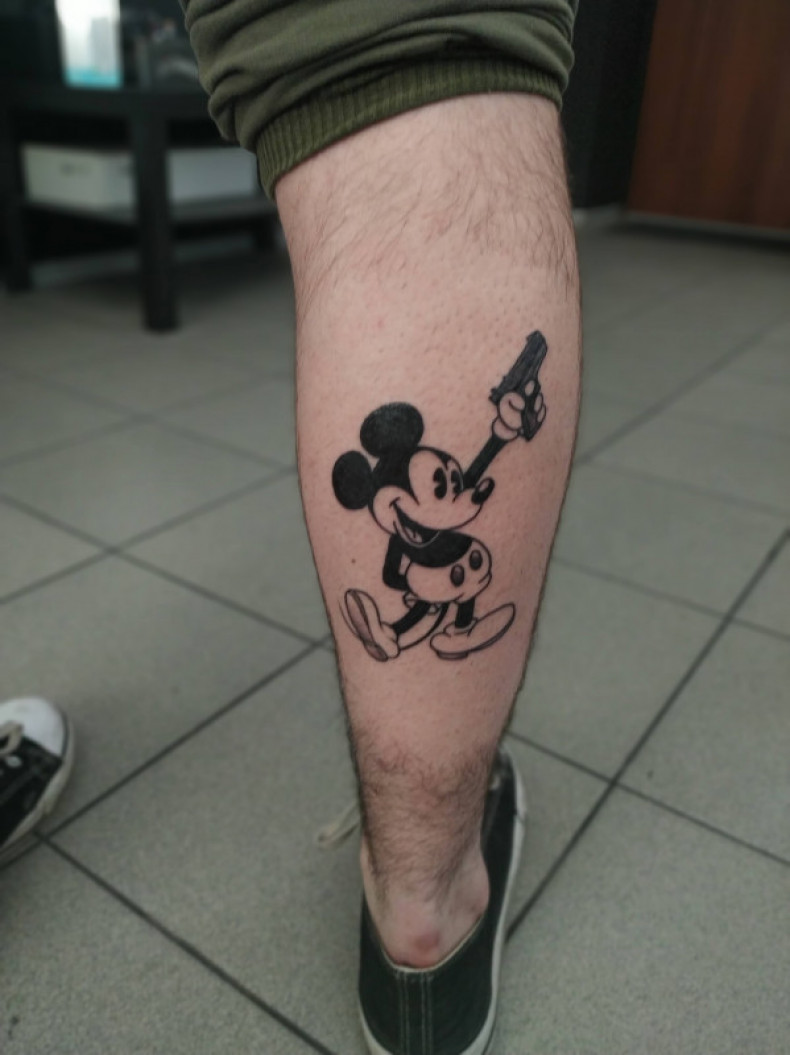 Micky Maus cartoon waden, photo - Tattoo-Meister Barb Tattoo