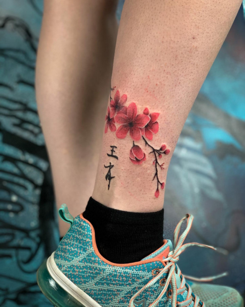 Hieroglify na nodze sakura, photo - Tatuażysta Barb Tattoo