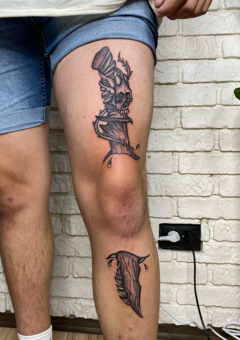 Black and grey knee leg, photo - Tattoo Master Barb Tattoo