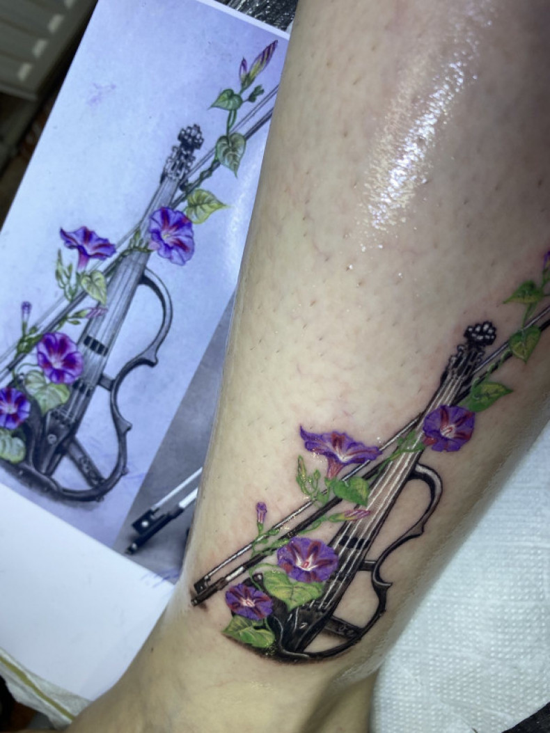 Gitara na nodze kolorowy, photo - Tatuażysta Barb Tattoo