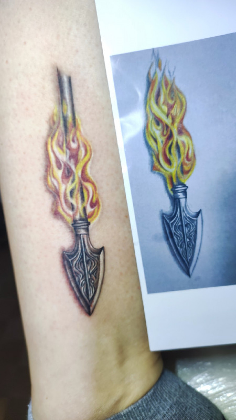 Leg fire (flame) arrow, photo - Tattoo Master Barb Tattoo