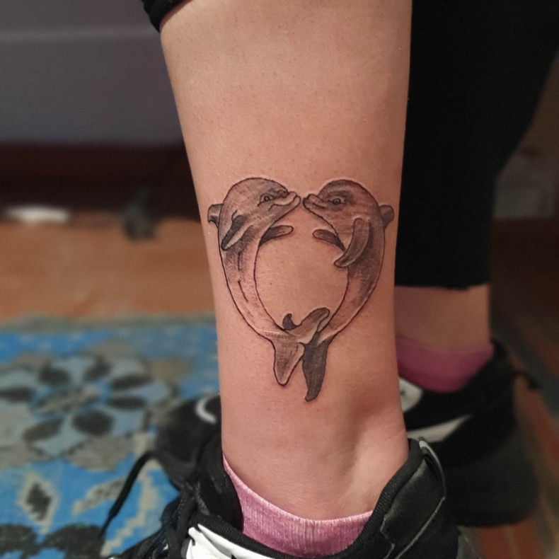 Dolphin leg, photo - Tattoo Master Barb Tattoo