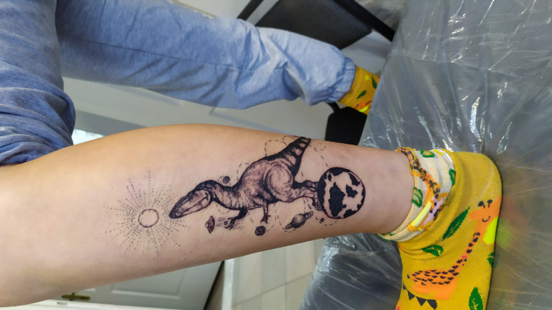 Dinozaur na piszczeli nodze, photo - Tatuażysta Barb Tattoo