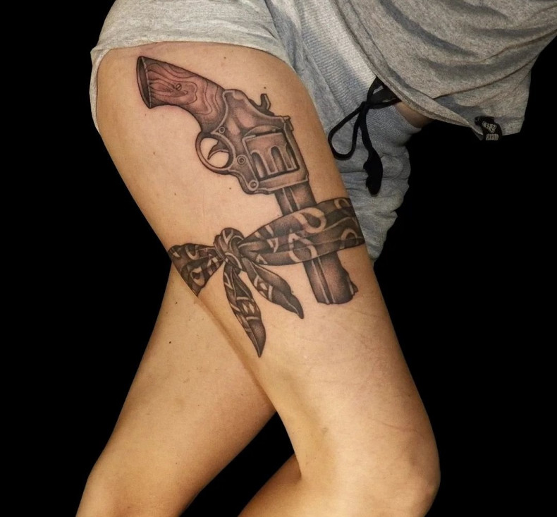 Na udzie nodze pistolet, photo - Tatuażysta Barb Tattoo