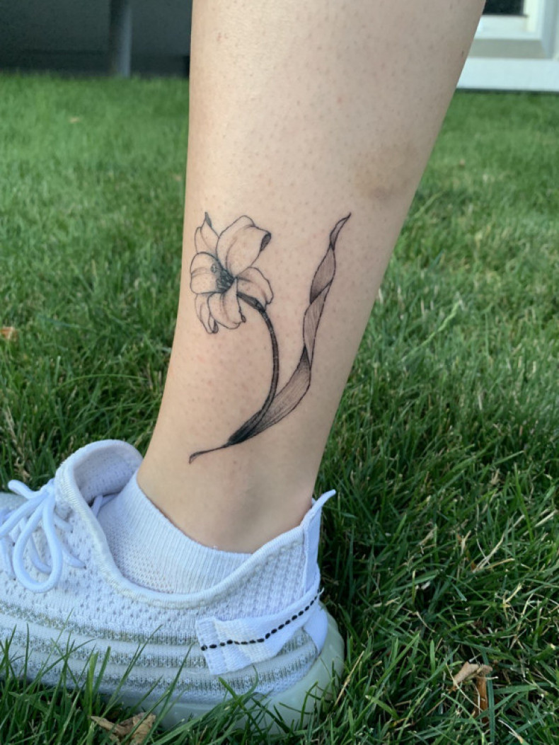 Lily leg, photo - Tattoo Master Barb Tattoo