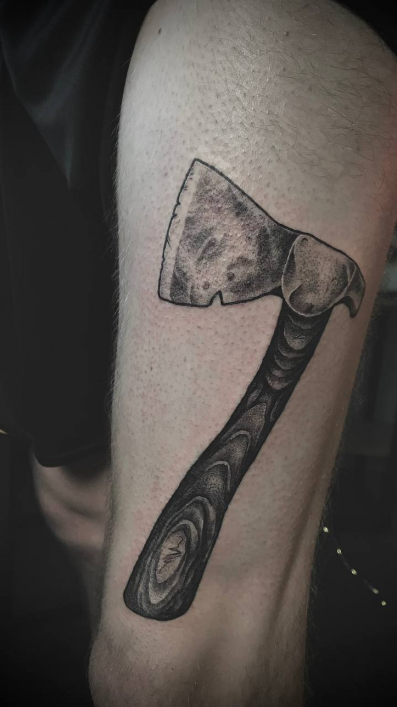 Na nodze topór, photo - Tatuażysta Barb Tattoo