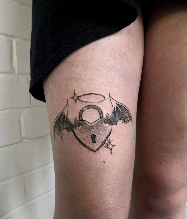 Lock thigh leg, photo - Tattoo Master Barb Tattoo