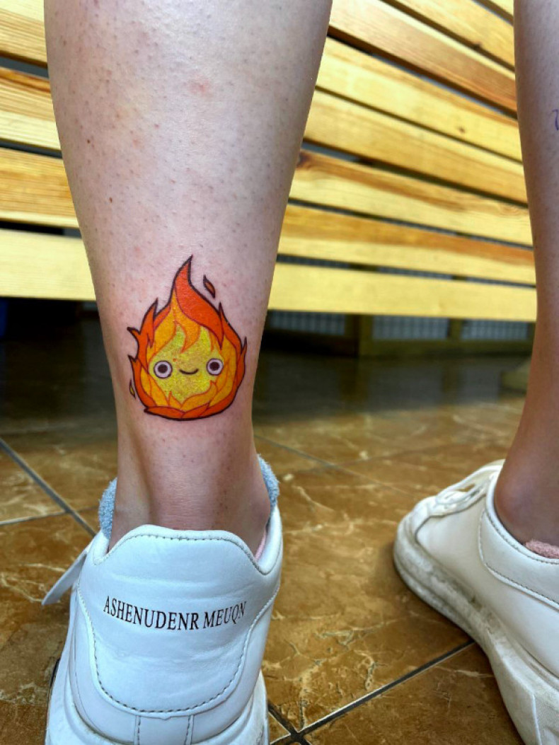 Kreskówki na nodze ogień (płomień), photo - Tatuażysta Barb Tattoo