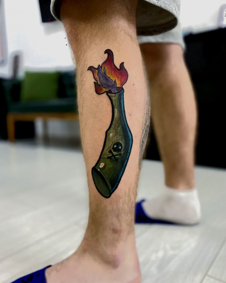 Butelka na piszczeli nodze, photo - Tatuażysta Barb Tattoo