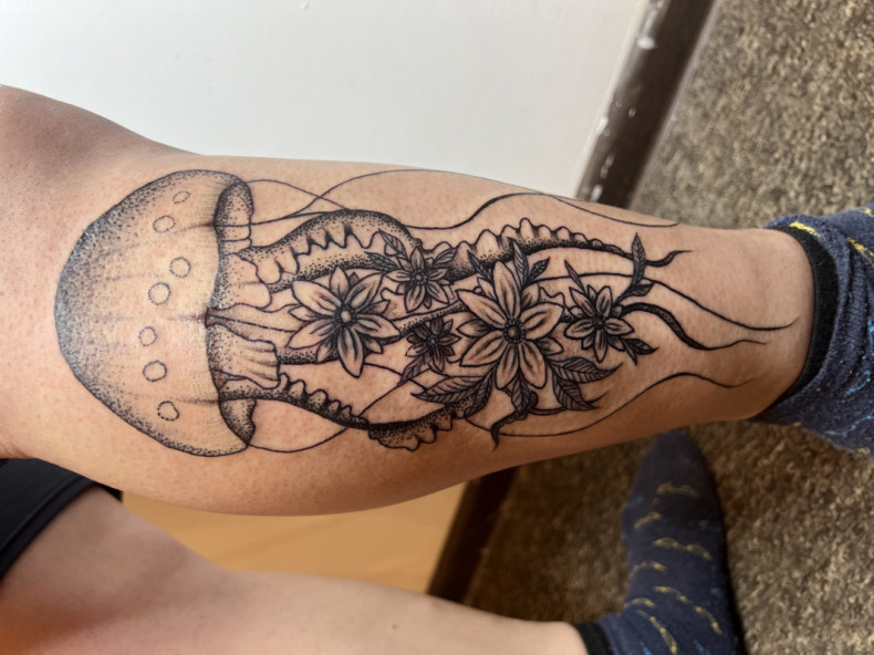 Jellyfish leg, photo - Tattoo Master Barb Tattoo